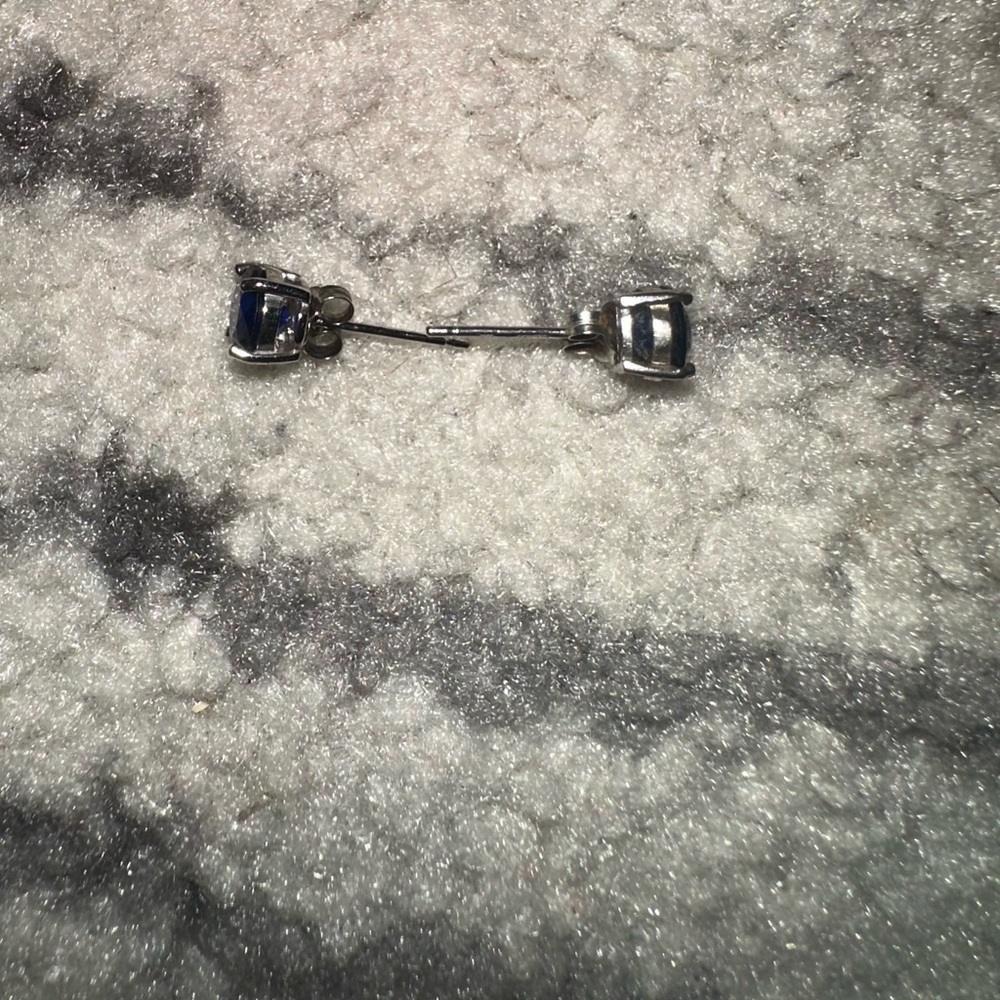 Blue stud earring 6mm - Picture 3 of 3